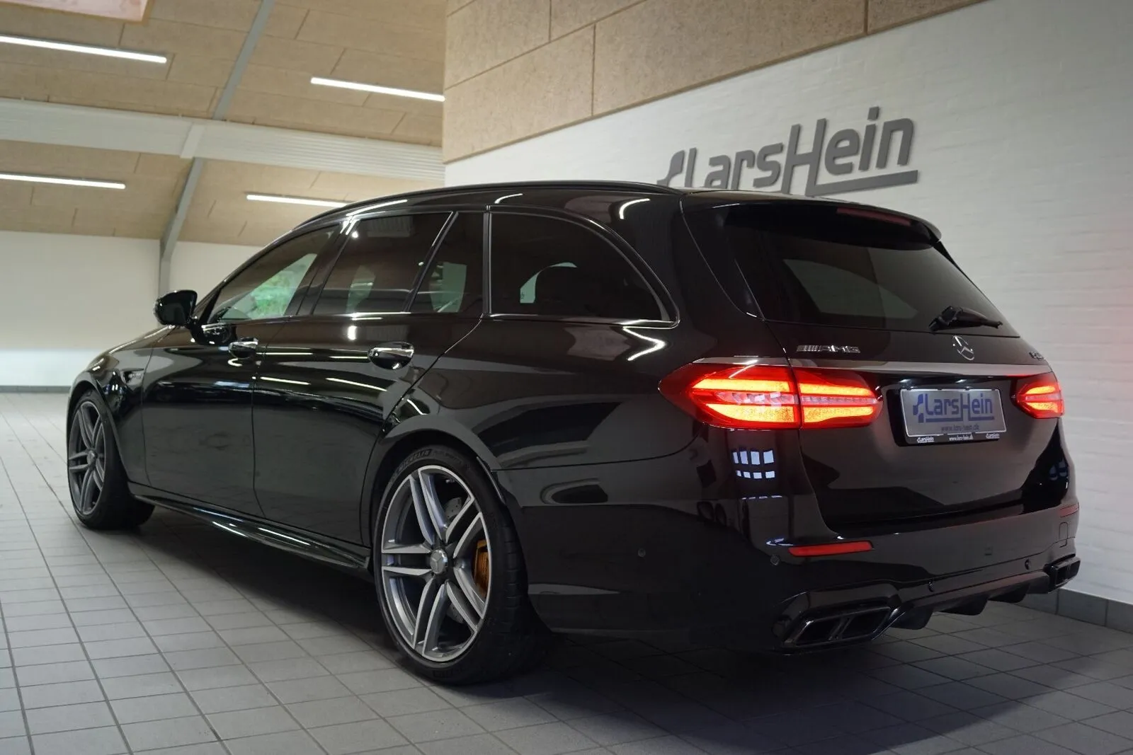 Mercedes-Benz E63 4,0 AMG S stc. aut. 4Matic+ 5d Image 3